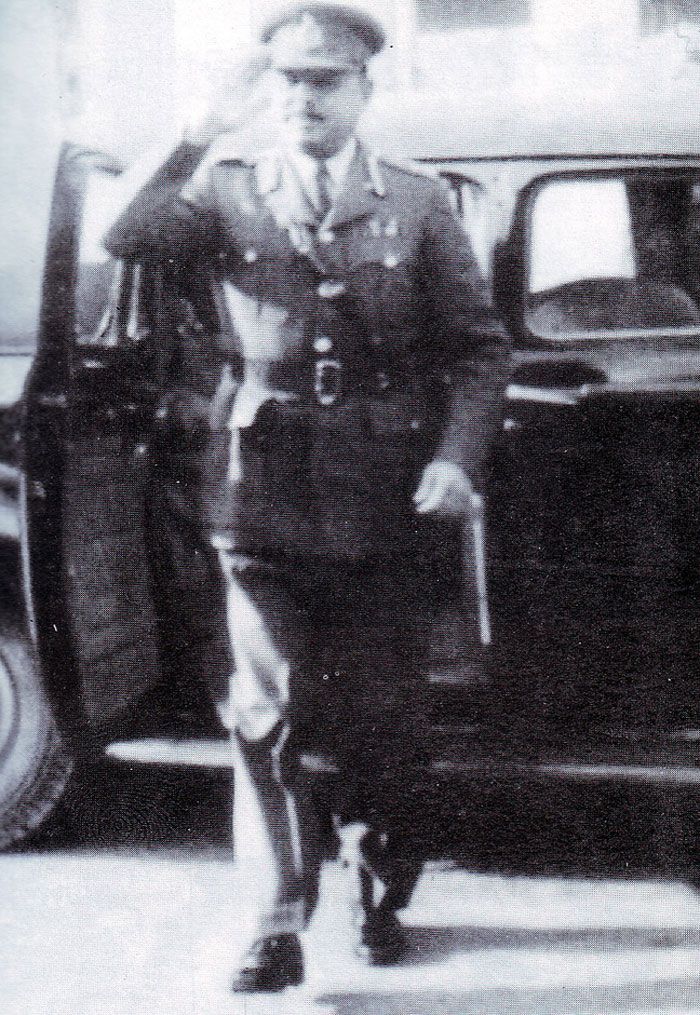 1951 में सेना प्रमुख का पद संभालने जाते अयूब खान. इस पल की पाकिस्तान के इतिहास में बहुत अहमियत है (फोटो: विकिमीडिया कॉमन्स)