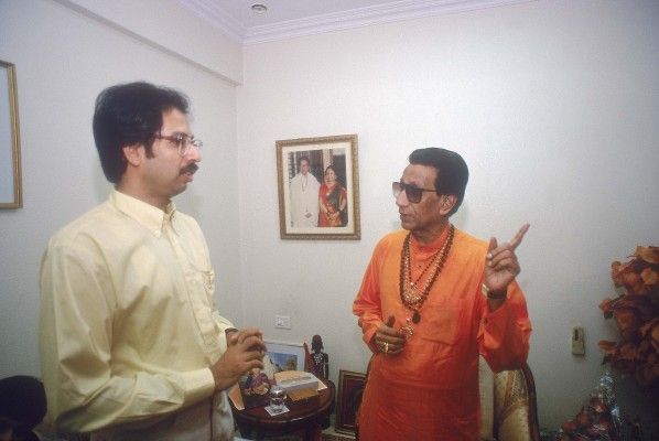 उद्धव ठाकरे और बाल ठाकरे. बाल ठाकरे ने सारे विरोधाभासों से अलग उद्धव ठाकरे को पार्टी की कमान थमाई. 
