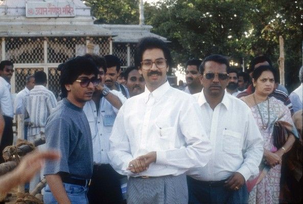 युवा राज ठाकरे और उद्धव ठाकरे. उद्धव ठाकरे की राजनीति में दिलचस्पी थी कम. लेकिन मां की इच्छा रखी और धीरे-धीरे पूरी पार्टी पर कब्जा कर लिया.