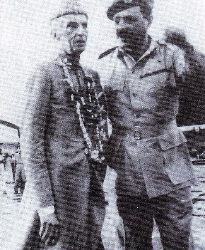 ये 1948 की तस्वीर है. अयूब जिन्ना के साथ खड़े नजर आ रहे हैं. जिन्ना ने ही अयूब का कोर्टमार्शल करने को कहा था (विकिमीडिया कॉमन्स)