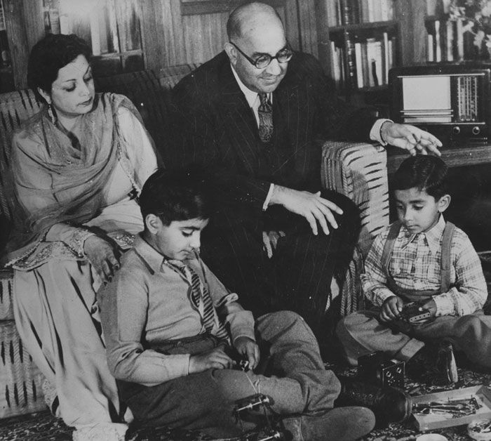 ये है लियाकत अली खान की फैमिली फोटो. उनकी पत्नी राणा तस्वीर में नजर आ रही हैं. नीचे बैठे हैं उनके दोनों बेटे- अशरफ और अकबर. ये जून 1947 की तस्वीर है. राणा तो 1990 तक जिंदा रहीं. राणा को तो पाकिस्तानी हुकूमत ने राजदूत भी बनाया. वो ऑल पाकिस्तान विमिन्स असोसिएशन की पहली अध्यक्ष भी रहीं (फोटो: Getty)