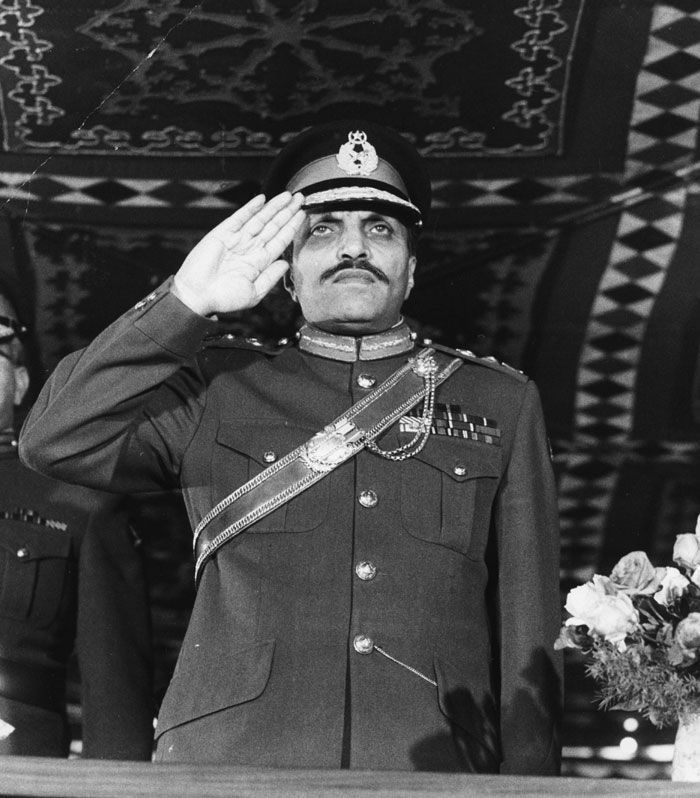 सेना में ज़िया का करियर बहुत औसत रहा था. वो आर्मी चीफ बनने की वरीयता में नहीं थे. टिक्का खान के रिटायर होने के बाद जिन अफसरों में से आर्मी चीफ का नाम तय होना था, उनमें भी ज़िया का नाम नहीं था. जब भुट्टो ने उन्हें सेना प्रमुख बनाया, तो लोग काफी हैरान भी हुए थे (फोटो: Getty)