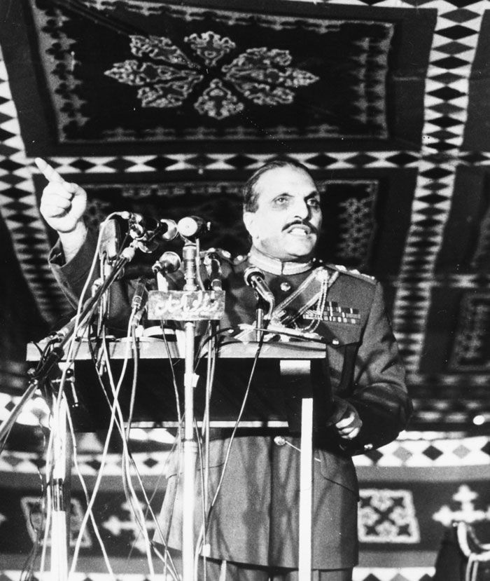 तख्तापलट का सारा इंतजाम कर ज़िया इंग्लैंड भाग गए. वो कोई जोखिम नहीं लेना चाहते थे. अगर तख्तापलट की कोशिश नाकाम रहती, तो उनकी मौत पक्की थी. इसीलिए वो अपने परिवार को साथ लेकर पाकिस्तान से बाहर चले गए (फोटो: Getty)