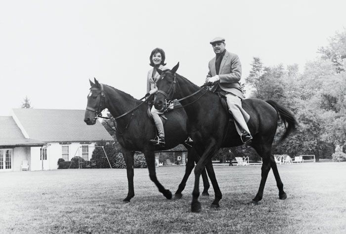 अमेरिका के राष्ट्रपति जॉन एफ कैनेडी की पत्नी जैकलिन के साथ हैं अयूब खान. ऐसी ही एक तस्वीर पर अयूब ने जैकी का ऑटोग्राफ लिया था. उसे अपने बेडरूम में लगवाया था (फोटो: Getty)