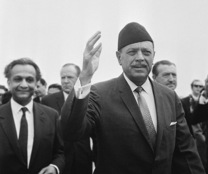 ये है 1968 की फोटो. राष्ट्रपति अयूब खान लंदन के हीथ्रो एयरपोर्ट पर हैं. ब्रिटेन को पाकिस्तान और चीन की दोस्ती से शिकायत थी. मगर अयूब खान पर भरोसा था उनको. ब्रिटेन और अमेरिका को लगता था कि अयूब कट्टर कम्युनिस्ट विरोधी हैं (फोटो: Getty)