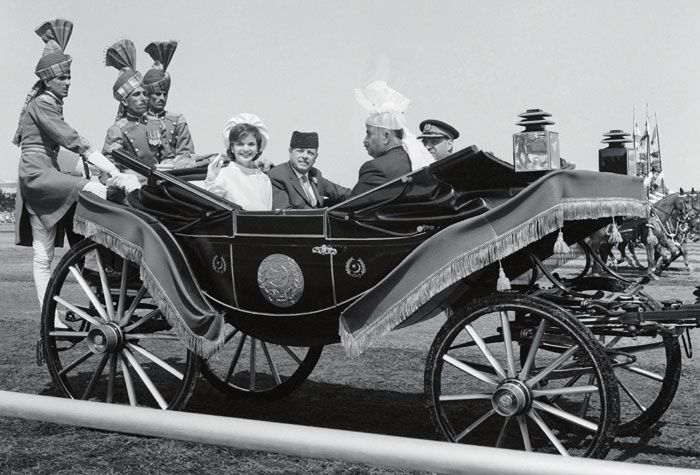 ये मार्च 1962 की फोटो है. जैकलिन कैनेडी पाकिस्तान आई थीं. काले और सुनहरे रंग की इस खास बग्घी में उनके साथ बैठे हैं अयूब खान. दाहिनी तरफ हैं कमांडर-इन-चीफ जनरल मूसा खान. उनके बगल में हैं पश्चिमी पाकिस्तान के गर्वनर मलिक आमिर (फोटो: Getty)