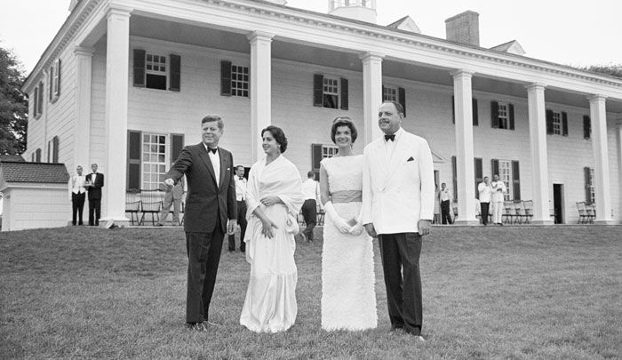 कैनेडी, निक्सन, सबसे बहुत छनती थी अयूब की. ये 1961 की तस्वीर है. अयूब अमेरिका गए थे. तस्वीर में कैनेडी हैं, जैकी हैं, अयूब हैं और साथ में हैं अयूब की बेटी, बेगम नसीर अख्तर औरंगजेब. पीछे नजर आ रहा है जॉर्ज वॉशिंगटन का घर. राष्ट्रपति कैनेडी हाथ से इशारा करके अयूब और उनकी बेटी को आस-पास की चीजें दिखा और बता रहे हैं (फोटो: Getty)
