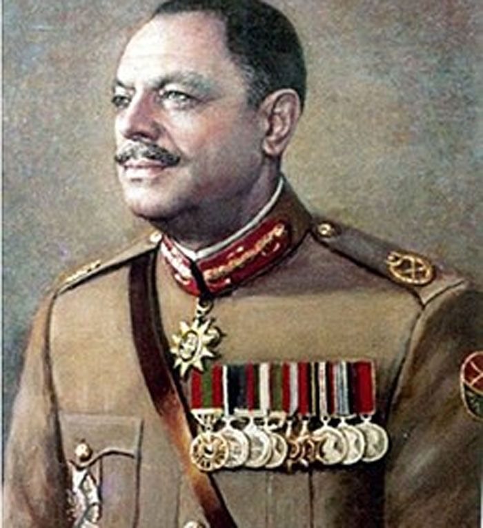 कमांड ऐंड स्टाफ कॉलेज, क्वेटा की गैलरी में अयूब इसी तरह याद किए जाते हैं. तस्वीर देखकर लगता है जैसे अयूब कोई दूरदर्शी सेनापति हों. जबकि ऐसा असल में नहीं था. एक फौजी के तौर पर वो भले कामयाब नहीं रहे, लेकिन पाकिस्तान जैसा राजनैतिक अस्थिरता वाले मुल्क में एक दशक तक कोई उनकी सत्ता नहीं हिला सका.