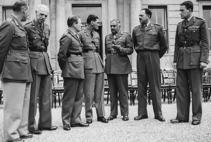 ये सितंबर 1958 की तस्वीर है. नई दिल्ली एयरपोर्ट पर नेहरू पाकिस्तानी PM फिरोज खान नून का स्वागत कर रहे हैं. फिरोज पूर्वी पाकिस्तान (मौजूदा बांग्लादेश) के नेता थे. उनकी पार्टी का नाम था- पाकिस्तान रिपब्लिकन पार्टी. अगले ही महीने राष्ट्रपति इस्कंदर मिर्जा ने उन्हें हटाकर पाकिस्तान में पहली बार मार्शल लॉ लगाया (फोटो: Getty)