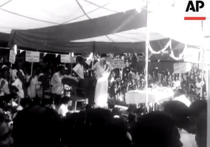 इस चुनाव में खूब गंदगी मची. अयूब और भुट्टो ने फातिमा पर भद्दी टिप्पणियां कीं. जब अयूब ने फातिमा को हिंदुस्तानी एजेंट कहा, तो पाकिस्तान सन्न रह गया. जिन्ना की बहन को और कुछ भी कहा जा सकता हो, हिंदुस्तानी एजेंट तो कतई नहीं कहा जा सकता था (फोटो: AP)