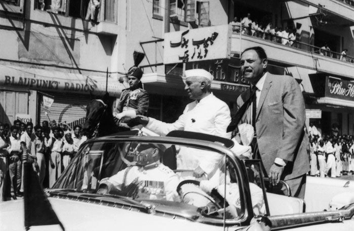 ये सितंबर 1960 की तस्वीर है. जवाहरलाल नेहरू के साथ कार में बैठे हैं अयूब खान. नेहरू भारत और पाकिस्तान के बीच हुए जल समझौते पर दस्तखत करने गए थे. पाकिस्तान में आज भी अयूब को कोसा जाता है. उनका मानना है कि अयूब की वजह से सिंधु जल समझौते में पाकिस्तान को नुकसान हुआ (फोटो: Getty)