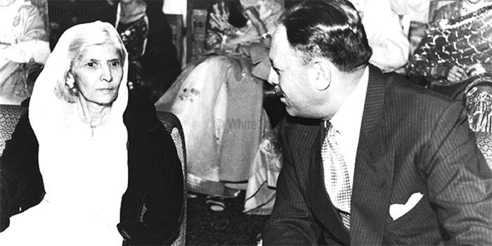 फातिमा जिन्ना बैठी हैं अयूब खान के साथ. ये 1965 के राष्ट्रपति चुनाव के समय की तस्वीर है. विपक्ष एक तो हो गया था, पर बिखरा हुआ था. किसी एक उम्मीदवार के नाम पर सहमति नहीं बन पा रही थी. ऐसे में ही फिर फातिमा के नाम का जिक्र हुआ. विपक्ष को लगा कि अयूब के सामने किसी को खड़ा किया जा सकता है, तो वो बस फातिमा ही हैं (फोटो: वाइट स्टार)