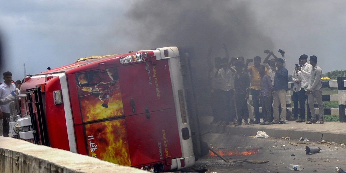 मराठा मोर्चा के प्रदर्शन आमतौर पर शांत रहे हैं. मूक भी. ये पहली बार है कि बड़े पैमाने पर हिंसा हुई है. (फोटोः ट्विटर)