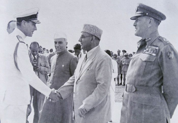 ये मार्च 1947 की तस्वीर है. भारत के वायसरॉय लॉर्ड माउंटबेटन दिल्ली स्थित पालम एयरपोर्ट पर उतने थे. उन्हें लेने गए थे जवाहर लाल नेहरू और लियाकत अली खान (फोटो: Getty)