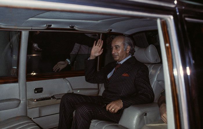 भुट्टो का कहना था कि देश की तरक्की में जिन उद्योग-धंंधों की जरूरत है, उनका नियंत्रण कुछ मुट्ठी भर लोगों के हाथों में नहीं होना चाहिए. इसीलिए वो मैनुफैक्चरिंग, और बैंक जैसे सेक्टरों का नैशनलाइजेशन करने के हिमायती थे. उन्होंने ऐसा किया भी. उनके भूमि सुधारों की वजह से जागीरदारों और सामंतों को बड़ा नुकसान हुआ. ये तबका बहुत ताकतवर था (फोटो; Getty)