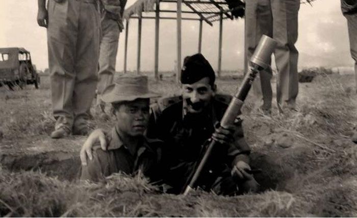 अपने एक इंटरव्यू में मानेकशॉ ने कहा था. कि जहां-जहां सेना ने मुल्क पर शासन किया है, वहां सिर्फ बर्बादी आई है. क्योंकि सेना लड़ने के लिए प्रशिक्षित होती है. जबकि देश चलाने का काम नेताओं का होता है. ये भारत की ताकत थी कि यहां सेना और सरकार, दोनों को अपना-अपना काम मालूम था. मानेकशॉ जानते थे कि सेना कहां कमजोर पड़ेगी. उन्होंने इस कमजोरी को दूर करने पर काम किया और फिर आगे बढ़े. दूसरी तरफ पाकिस्तान था, जिसमें हमेशा की तरह खोखला ओवरकॉन्फिडेंस था (फोटो: इंडियन आर्मी)