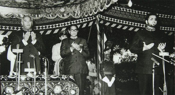 ये 12 अप्रैल, 1973 की तस्वीर है. पाकिस्तान का नया संविधान अगस्त में जाकर लागू हुआ. भुट्टो के ठीक बगल में खड़े हैं फजल इलाही चौधरी, जो उस समय नैशनल असेंबली के स्पीकर थे. अगस्त में जब भुट्टो ने प्रधानमंत्री पद की शपथ ली, तब चौधरी को राष्ट्रपति बनाया गया (फोटो: पाकिस्तान नैशनल असेंबली आर्काइव्ज)