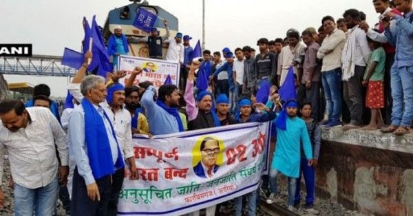 इस फैसले के खिलाफ दलित संगठनों ने पूरे देश में विरोध प्रदर्शन किया था.