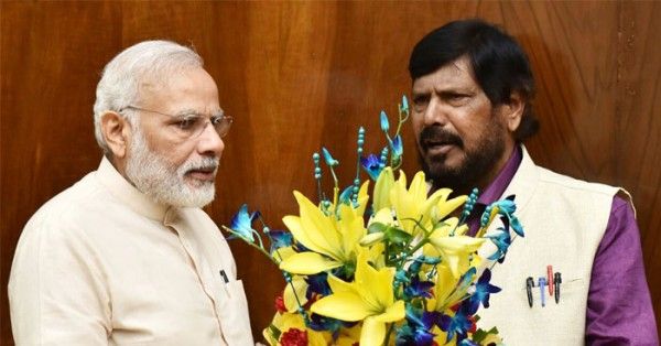 नरेंद्र मोदी के साथ रामदास आठवले