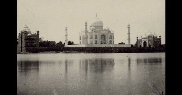 ताजमहल की एक पुरानी तस्वीर जब यमुना में अच्छा खासा पानी था.