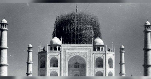 ताजमहल का जीर्णोद्धार की एक तस्वीर.