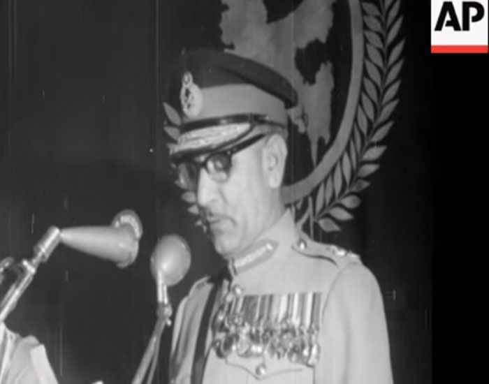 ये टिक्का खान की तस्वीर है. पूर्वी पाकिस्तान में इतना बड़ा नरसंहार टिक्का खान की ही देखरेख में हुआ था. भुट्टो ने सत्ता में आकर उन्हें आर्मी चीफ बना दिया. ये टिक्का का इनाम था (फोटो: AP)