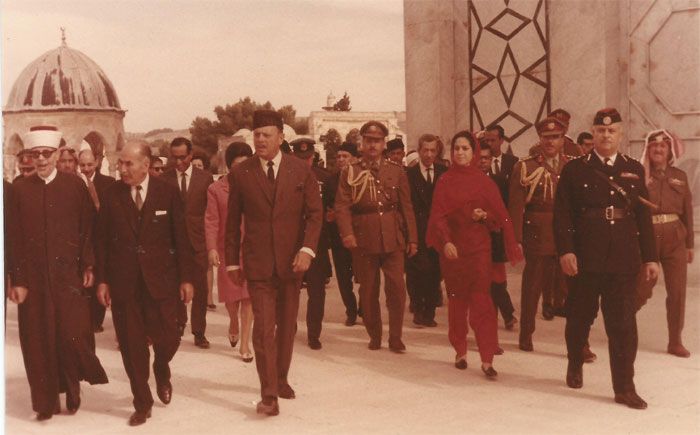 अयूब खान अल अक्सा मस्जिद में घूमते हुए. ये मस्जिद इस्लाम की सबसे पवित्र मानी जाने वाली जगहों में से एक है (फोटो: फिलिस्तीन दूतावास, इस्लामाबाद)