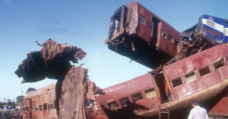 दोनों ट्रेनों के ड्राईवर अगर एक साथ भी ब्रेक लगा देते, तो भी एक दूसरे से कम-से-कम तीन किलोमीटर की दूरी पर ऐसा करना होता. तभी हादसा होने से बच पाता.