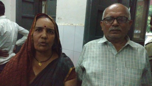 गिरिजा त्रिपाठी (बाएं) इस शेल्टर होम को चलाती थी. गिरिजा के पति मोहन त्रिपाठी चीनी मिल में टाइम कीपर थे.