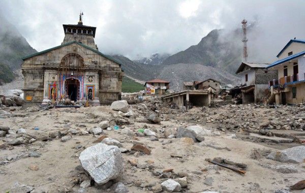 2013 की केदारनाथ आपदा में 6,000 से ज्यादा लोग मारे गए. सैकड़ों लोग लापता हो गए. गांव के गांव साफ हो गए. दर्जनों दूर-दराज के गांवों को जाने वाली सड़कें, पुल कुछ नहीं बचा. ये बहुत बड़े स्तर पर हुई तबाही थी (फोटो: AP)