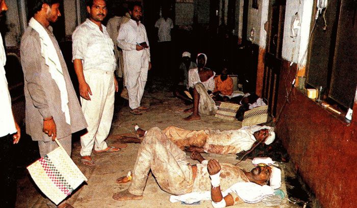 प्रधानमंत्री पी वी नरसिम्हा राव ने संसद में कहा. कि इस हादसे के पीछे इंसानी चूक जिम्मेदार है. राव ने ये तो बता दिया, लेकिन ये नहीं कहा कि भारतीय रेलवे ने हमेशा ही सुरक्षा उपायों की अनदेखी की है. और लगातार होने वाले रेल हादसों के पीछे रेलवे का ये रवैया सबसे ज्यादा दोषी है. तस्वीर में देखिए. मलबे के अंदर से लाशें निकाली जा रही हैं (फोटो: इंडिया टुडे)
