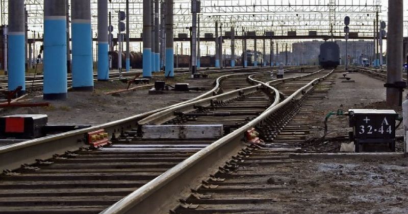 एक्सप्रेस ट्रेन अप-लाइन पर आनी थी, जबकि वो डाउन-लाइन पर आ रही थी (सांकेतिक चित्र - fima.lt)