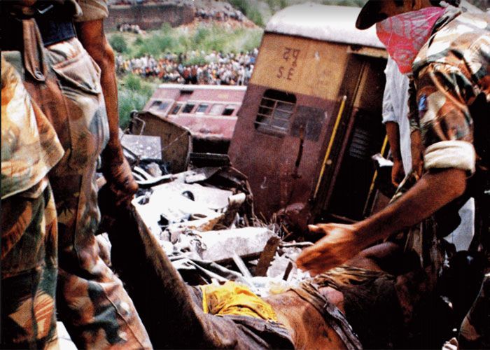 किसी स्टेशन पर पहुंचते वक्त, ट्रेन का ड्राइवर कुछ जरूरी चीजों पर ध्यान देता है. एक, स्टेशन का इलाका शुरू होने की जगह पर जो डिस्टेंस सिग्नल लगा है, उसके ऊपर हरी बत्ती होनी चाहिए. प्लेटफॉर्म पर पहुंचने से पहले जो होम सिग्नल होता है, वहां भी ग्रीन लाइट हो. प्लेटफॉर्म खत्म होने की जगह पर लगा स्टार्टर सिग्नल भी हरा हो. और अडवांस स्टार्टर सिग्नल में भी हरी बत्ती जल रही हो. पुरषोत्तम एक्सप्रेस के ड्राइवर ने देखा था. कि होम सिग्नल पर पीली लाइट है. उसने इसे अनदेखा किया. तस्वीर में देखिए. ये कालिंदी एक्सप्रेस और पुरुषोत्तम एक्सप्रेस का मलबा पड़ा है (फोटो: इंडिया टुडे)