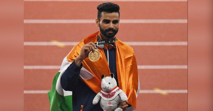 एशियन गेम्स में मेडल जीतने के बाद फोटो खिंचवाते हुए अरपिंदर.