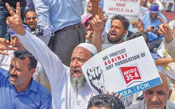 जम्मू-कश्मीर में पिछले दो दिनों से बंद बुलाया गया है. जगह-जगह हड़ताल हो रही है, प्रदर्शन हो रहे हैं और अमरनाथ यात्रा रोक दी गई है. 