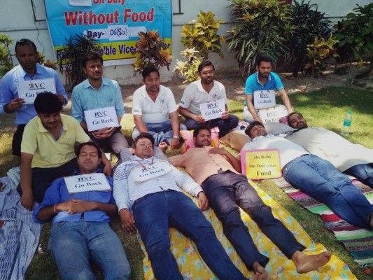 यूनिवर्सिटी के खिलाफ 29 मई से ही धरना दे रहे थे संजय कुमार.