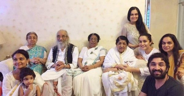 अपनी दोनों मौसियों, मां शिवांगी, भाई सिद्धांत, लता मंगेशकर और दूसरे बुजुर्गों के साथ श्रद्धा.