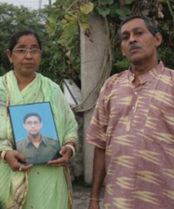 ये अरिंदम मन्ना के माता-पिता हैं. अरिंदम और रिज़वान की मौत में कई चीजें कॉमन थीं. हालात कहते थे कि ये हत्या हो सकती है. फिर भी इसे आत्महत्या का केस बताया गया (फोटो: इंडिया टुडे)