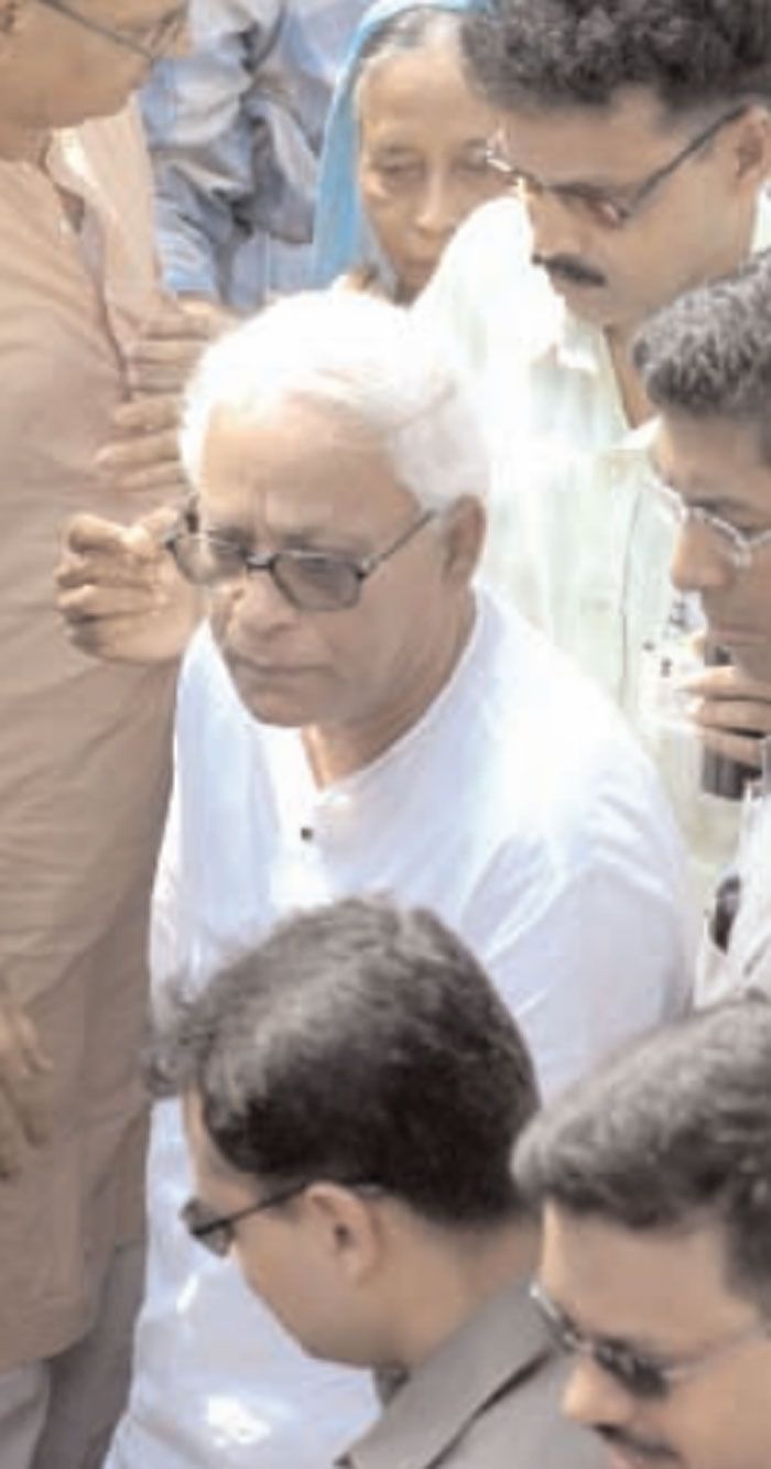 मुख्यमंत्री बुद्धदेव भट्टाचार्य भी रिज़वान के परिवार से मिलने पहुंचे थे. भीड़ ने उनकी कार को खूब घूंसे मारे. इस मामले में लोगों की इतनी नाराजगी की एक वजह हिंदू-मुस्लिम ऐंगल भी था. 2007 में ये तीसरा मामला था, जिसकी जांच CBI को सौंपी गई थी. इसके पहले नंदीग्राम और सिंगुर का तापसी मलिक मर्डर एजेंसी के पास गया था (फोटो: इंडिया टुडे)