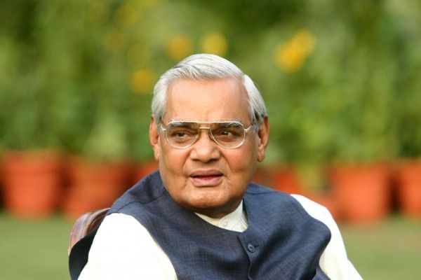 विमान को तेजस नाम देश के पूर्व प्रधानमंत्री अटल बिहारी वायपेई ने दिया था. विमान को तेजस नाम देश के पूर्व प्रधानमंत्री अटल बिहारी वायपेई ने दिया था.