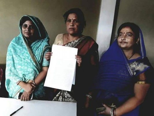 ऐप्लिकेशन के साथ फोटो खिंचातीं बसंती कोल. बाईं तरफ हैं रंजना मिश्रा