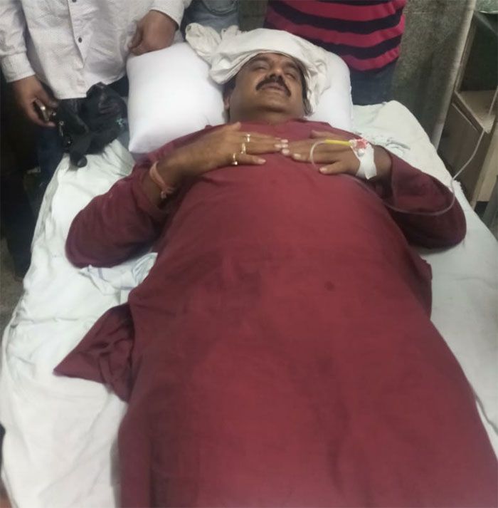 कांग्रेस नेताओं का कहना है कि ये मामला क्या इतना बड़ा था कि पुलिस ने उन्हें गुंडे-बदमाशों की तरह पीटा? कई पत्रकारों ने भी शिकायत की है कि वो घटना कवर करने पहुंचे थे, लेकिन पुलिस ने उनके साथ भी बदतमीजी की (फोटो: The Lallantop)