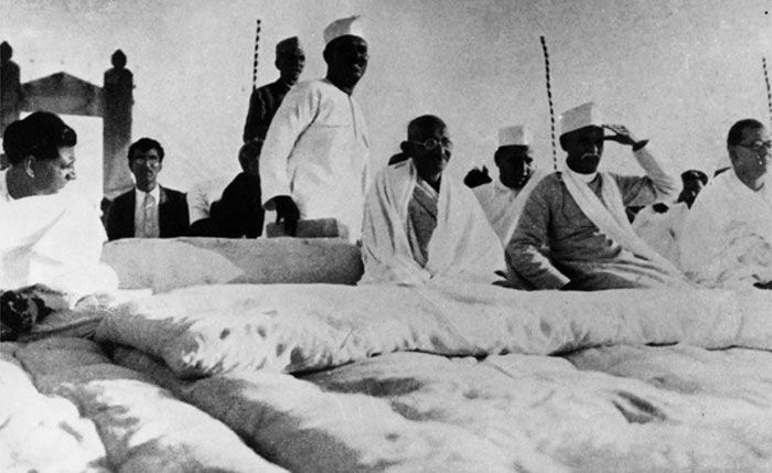 कराची कांग्रेस अधिवेशन के शुरुआती सत्र के दौरान गांधी, मदन मोहन मालवीय, सुभाष चंद्र बोस और जमनालाल बजाज (फोटो: malaviyamission.org)कराची कांग्रेस अधिवेशन के शुरुआती सत्र के दौरान गांधी, मदन मोहन मालवीय, सुभाष चंद्र बोस और जमनालाल बजाज (फोटो: malaviyamission.org)