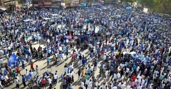 2 अप्रैल 2018 को दलितों के भारत-बंद प्रदर्शन की एक तस्वीर. इस प्रदर्शन में कई जगह आगजनी और मारपीट की घटनाएं हुई थीं.