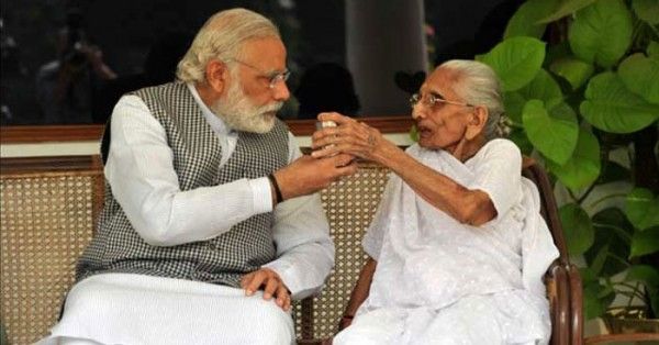 प्रधानमंत्री आवास में नरेंद्र मोदी के साथ हीराबेन