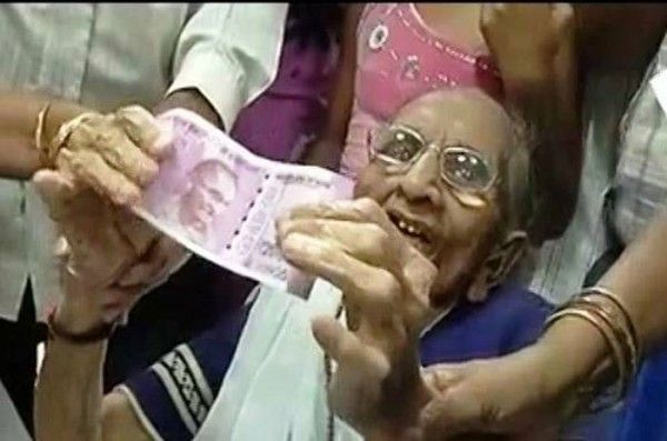 बैंक में नोट बदलवाते हुए नरेंद्र मोदी की मां हीरा बेन