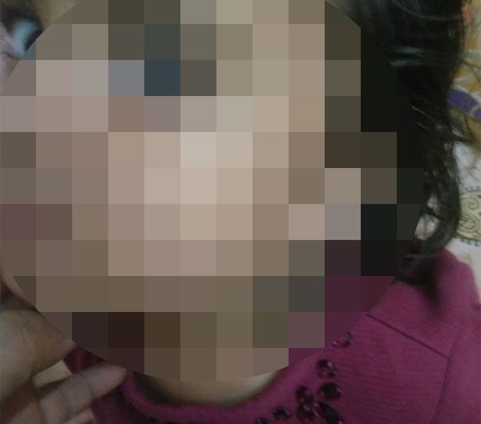 बच्ची की फोटो भी फेसबुक पर शेयर की गई है. मगर उसकी पहचान छुपाने के लिए हमने उसका चेहरा ब्लर कर दिया है.