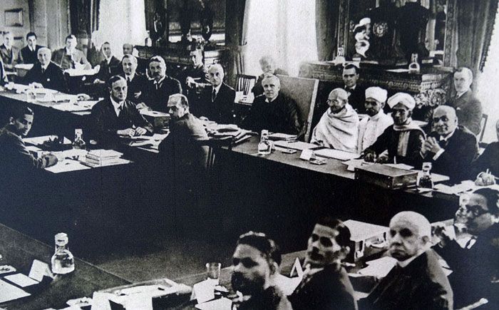 ये दूसरे गोलमेज सम्मेलन की तस्वीर है. गांधी-इरविन पैक्ट में कांग्रेस ने इस कॉन्फ्रेंस में शामिल होने की रजामंदी दी थी. गांधी को कांग्रेस का इकलौता प्रतिनिधि चुना गया था (फोटो: यूनिवर्सल हिस्ट्री आर्काइव/ Getty)
