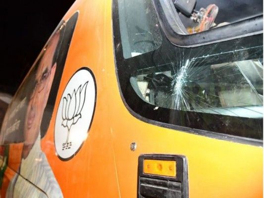 पथराव के बाद रथ का चिटका हुआ कांच