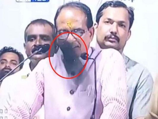 शिवराज की एक सभा में उन पर जूता उछाला गया.